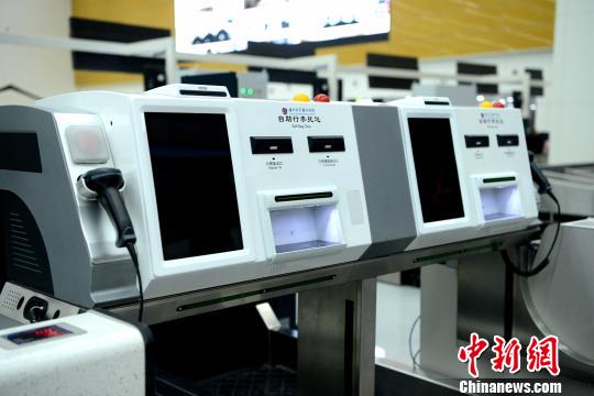 新增的自助行李托运机。 记者王东明 摄