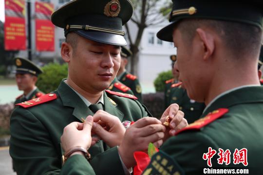 老兵退伍季又至武警广东总队退役士官向军旗告别