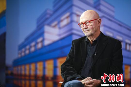 世界贸易结构前总做事、NotreEurope智库信用主席帕斯卡尔?拉米出任中欧国际工商学院特聘教授,并批准中新网记者专访。 中欧供图 摄