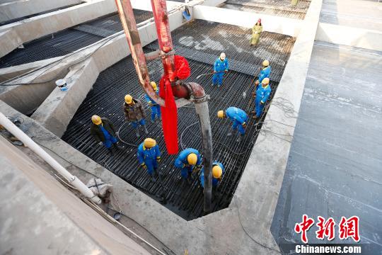 施园站封顶。据悉,该站是八通线南延与7号线东延的换乘站,是两条线路按期建成通车的控制性节点工程,为地铁7号线东延和八通线南延工程2019年年底通车运营打下了坚实基础。 富田 摄