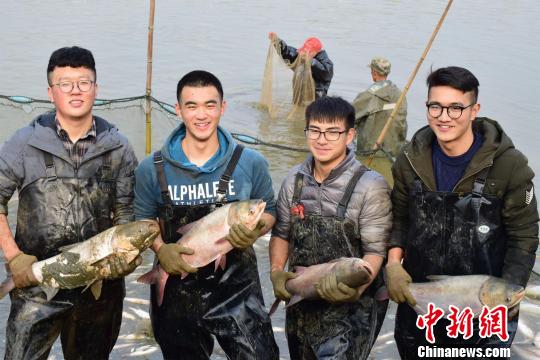 门生参与网鱼,体会做事有趣 马芙蓉 摄 门生参与网鱼,体会做事有趣 马芙蓉 摄