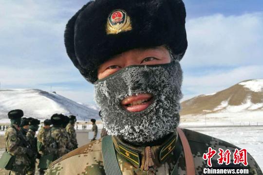 青海武警迎来新年首次野营拉练