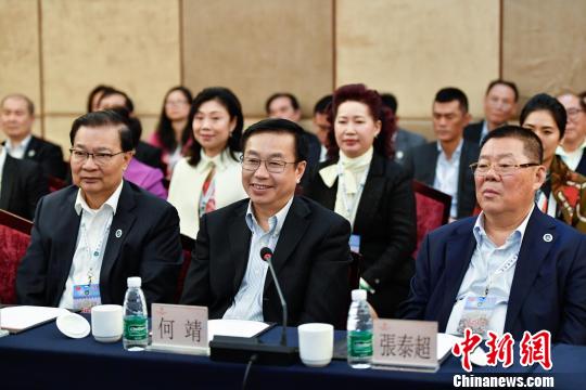 香港海南社团总会会长张泰超(右)出席海南自贸区(港)建设情况通报会