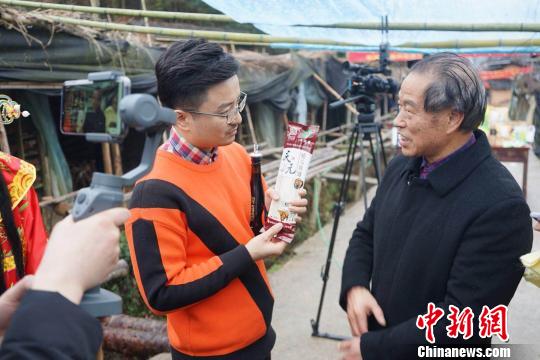 吴继峰 摄只见他面对镜头,侃侃而谈:"我是庆元县人民政府副县长吴小军