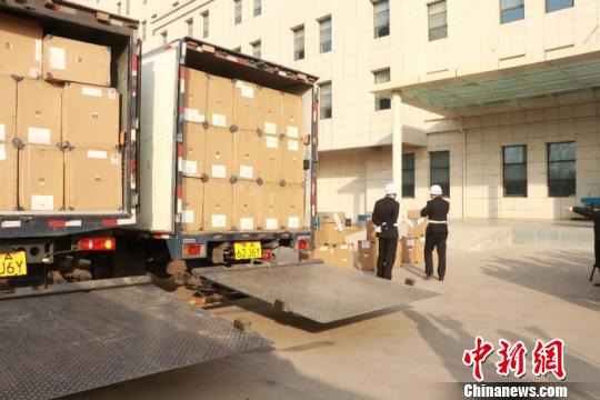 图为郑州海关查获的总重5.3吨的非法“成绩地图”等候废弃。 鲁征 摄 图为郑州海关查获的总重5.3吨的非法“成绩地图”等候废弃。 鲁征 摄