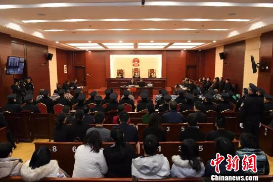 1月18日，江西省高级人民法院对备受社会关注的南昌姜小平等15人组织、领导、参加黑社会性质组织案进行了二审公开宣判。　高苑轩　摄