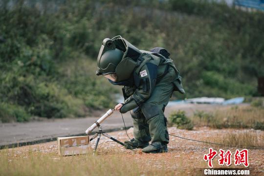 生死线游走的排爆警察每次出任务都留影一张