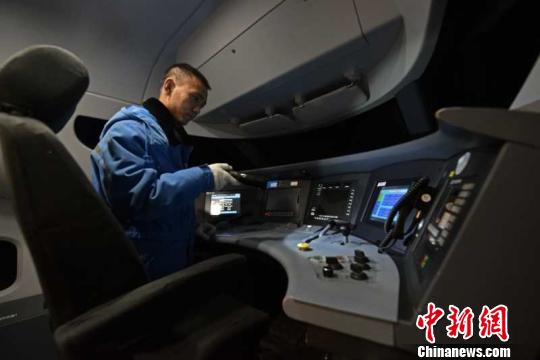 探访高铁扫雷车暗夜里开辟安全通道