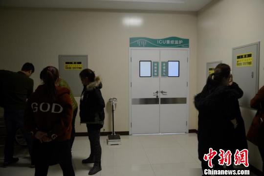 图为伤者家属在医院icu重症监护室等候. 刘文华摄 张林虎 摄