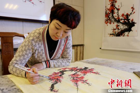 业余时间,佟红梅爱好画梅.