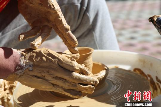 图为3月16日，尼木县农牧民展示传统工艺手工制作。　韩海兰 摄