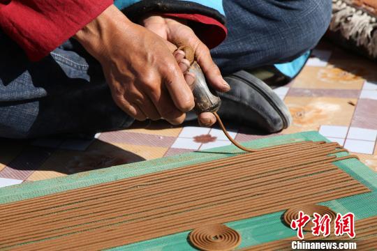 图为3月16日，尼木县农牧民展示藏香制作。　韩海兰 摄