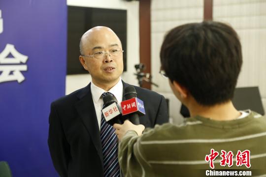 辽宁省气象局副局长刘勇接受记者采访.