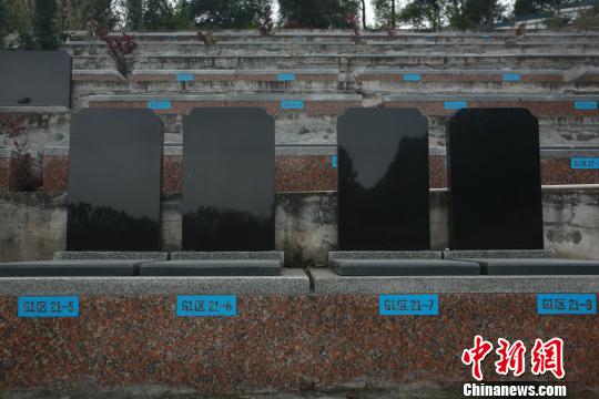 柳州市城市公益性公墓西山墓区的墓位样板. 朱柳融 摄