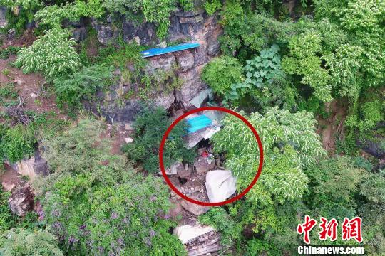 越狱逃犯:越狱逃犯隐居崖洞17年 警方无人机侦查现踪迹 图为宋某江隐藏的洞穴。永善警方 供图