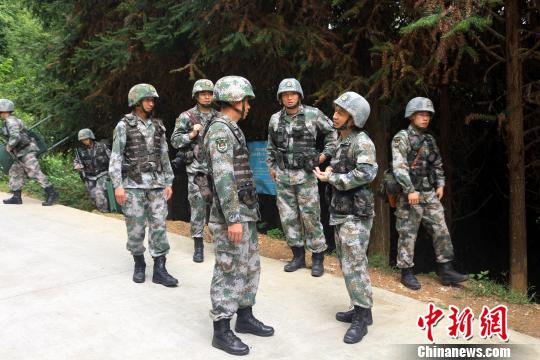 中越边境广西云南段边防部队组织年度会哨