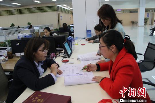 资料图:市民到市场监管局窗口办理业务。 杨宇辉 摄