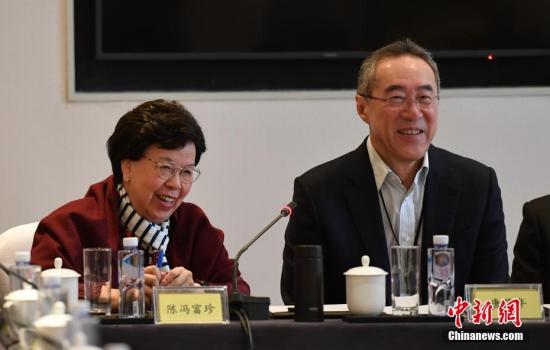 3月4日，参加全国政协十三届二次会议的港区政协委员在北京举行小组会议，审议常委会工作报告和提案工作情况报告。图为全国政协常委唐英年（右）与 陈冯富珍参加会议。中新社记者 于海洋 摄