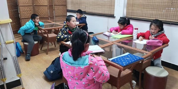 老师们陪到晚6点!上海705所小学学生昨起可以