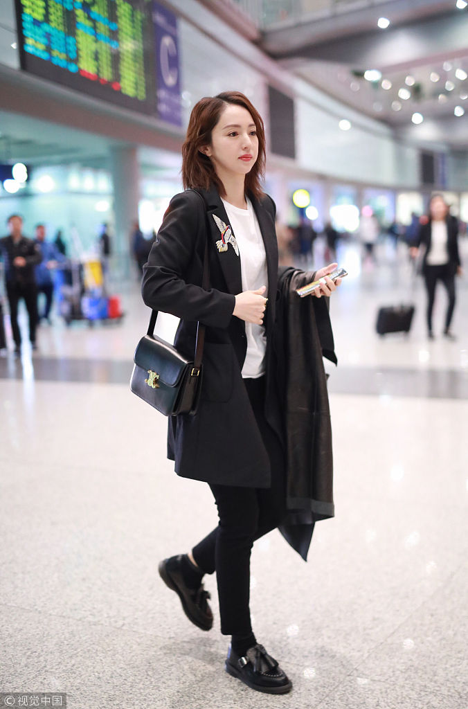 董璇深夜抵机场低头浅笑 迈长腿走路带风气场十足