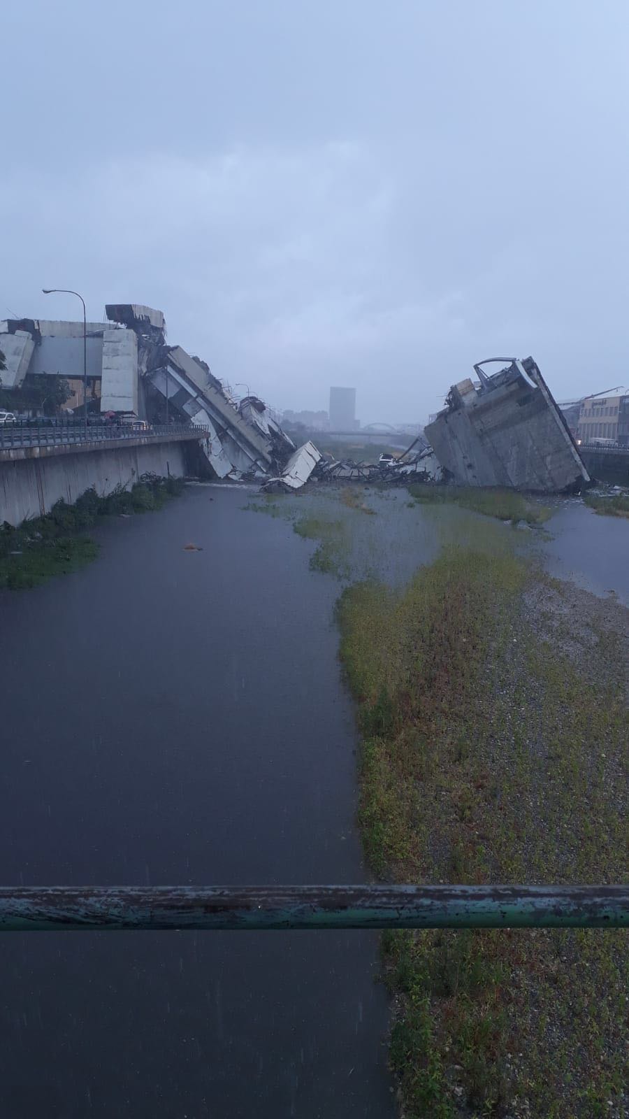 意大利北部一座公路桥垮塌