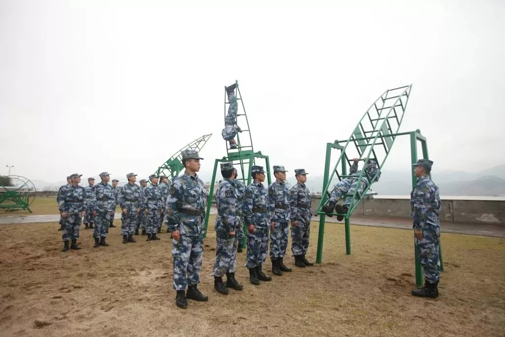 第一次站岗执勤 看训练场上他们训练的状态 洒汗水以砺尖兵 新兵训练