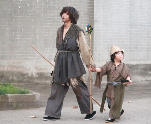 有这么四个乞丐,分别是哑巴,聋子,瘸子和瞎子.