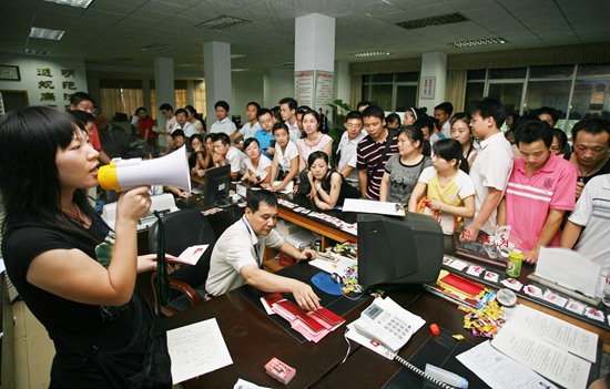 青年奥运会开幕式 2008年8月8日早晨,湖南省常德市武陵区政务中心婚姻登记处,上百对前来办理婚姻登记的市民排起长龙。潘敬林/摄