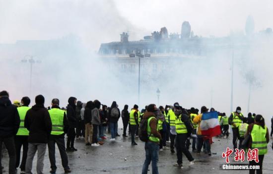 当地时间12月1日，巴黎再次发生大规模示威活动。数以千计示威者聚集在凯旋门，凯旋门周边地区笼罩在催泪瓦斯的烟雾中。中新社记者 李洋 摄