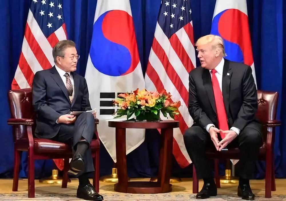  9月24日，韩国总统文在寅（左）与美国总统特朗普在美国纽约举行双边会谈。新华社/法新  