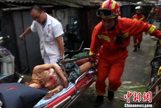 桂林一女子凌晨四楼坠落 钢筋从大腿刺入腹部