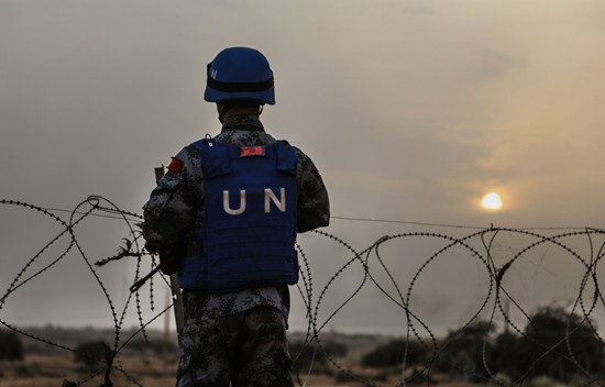 背影里的年轻人爱国爱生活