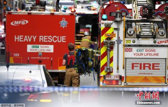 墨尔本市中心汽车爆炸 袭击者持刀伤人致一死