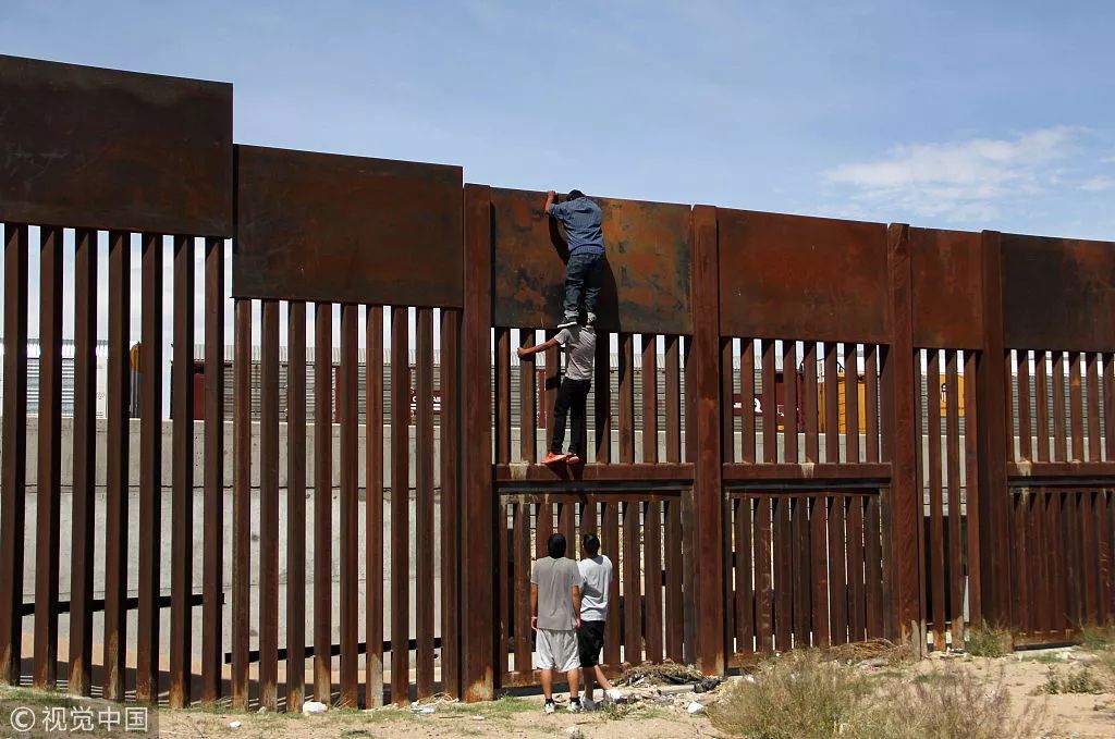 特朗普在美墨边境造墙墨西哥人60秒就翻过来图