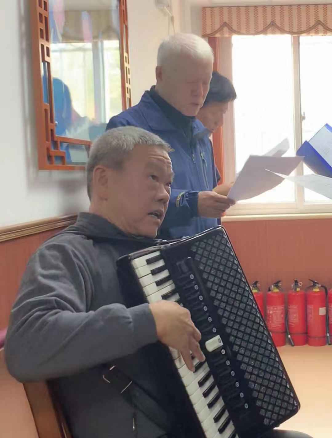 老俞在老年活动中心拉琴。新京报记者陶若谷 摄