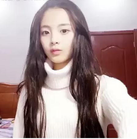 杨超越3年前旧照曝光齐刘海还以为是ab鼻梁比现在塌多了