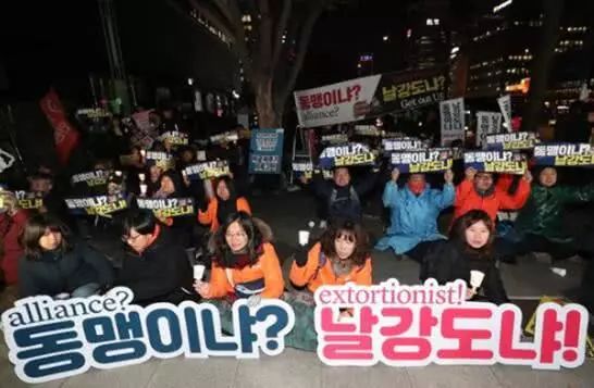 韩国民众18日晚在美国驻韩大使馆前示威(图源:韩联社)