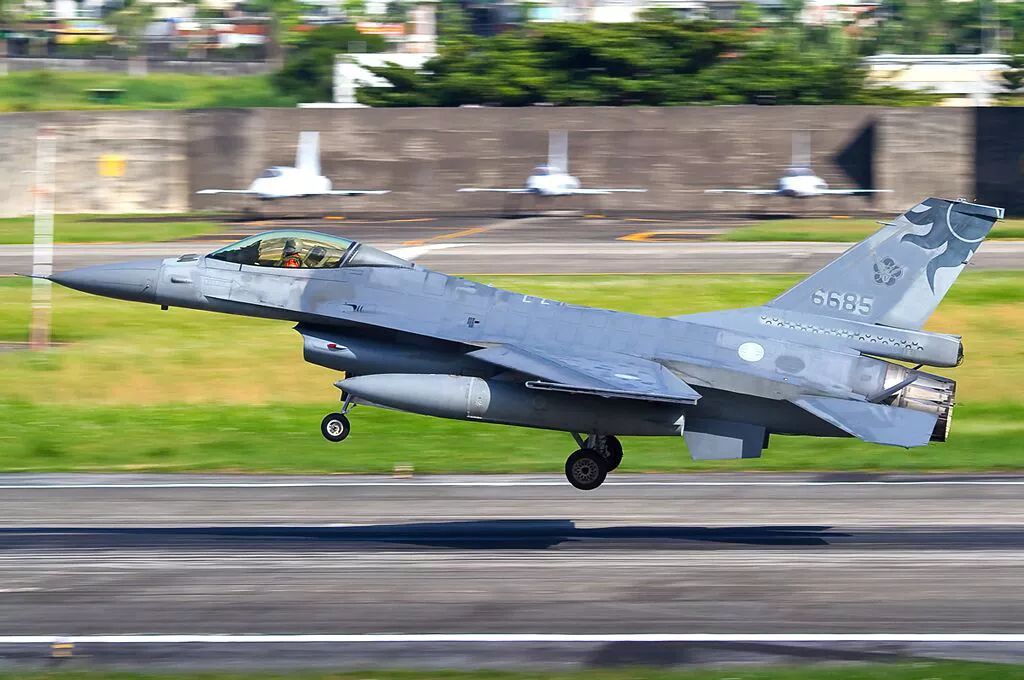 台湾军演首日f16战机撞山