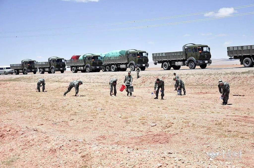 陆军青藏兵站部某汽车团接续推进青藏公路沿线生态文明建设