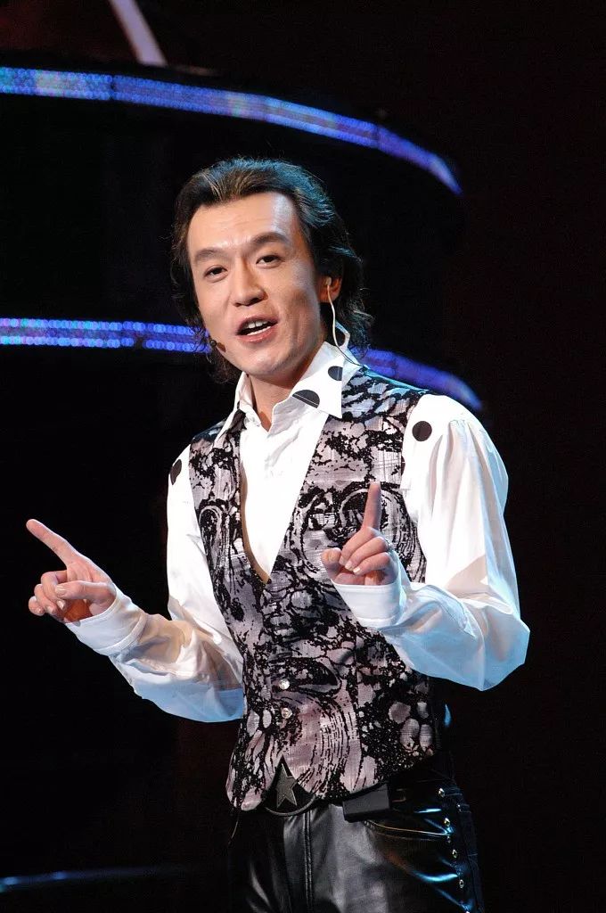 是《非常6 1》里,说着"我是主持人李咏"登场,拿着锤子问你"选金蛋