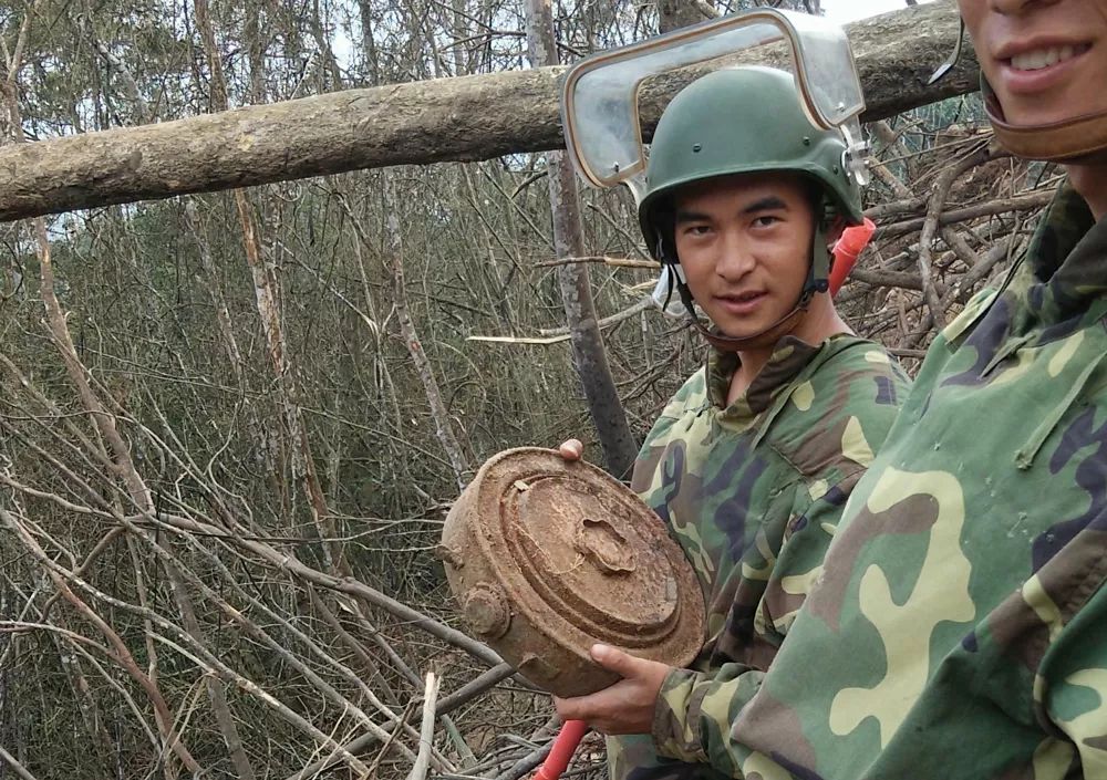 杜富国排除了一枚反坦克地雷。杨萌 摄