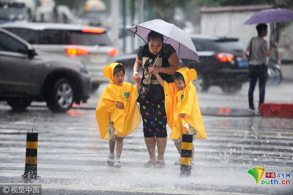 武汉:暴雨再度来袭 市民冒雨出行|暴雨|武汉|出行_新浪新闻