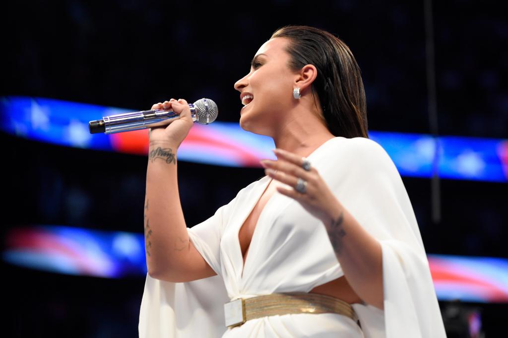 库里和格林都忍不了…难唱到炸的美国国歌,在体育场里"导演"无数车祸