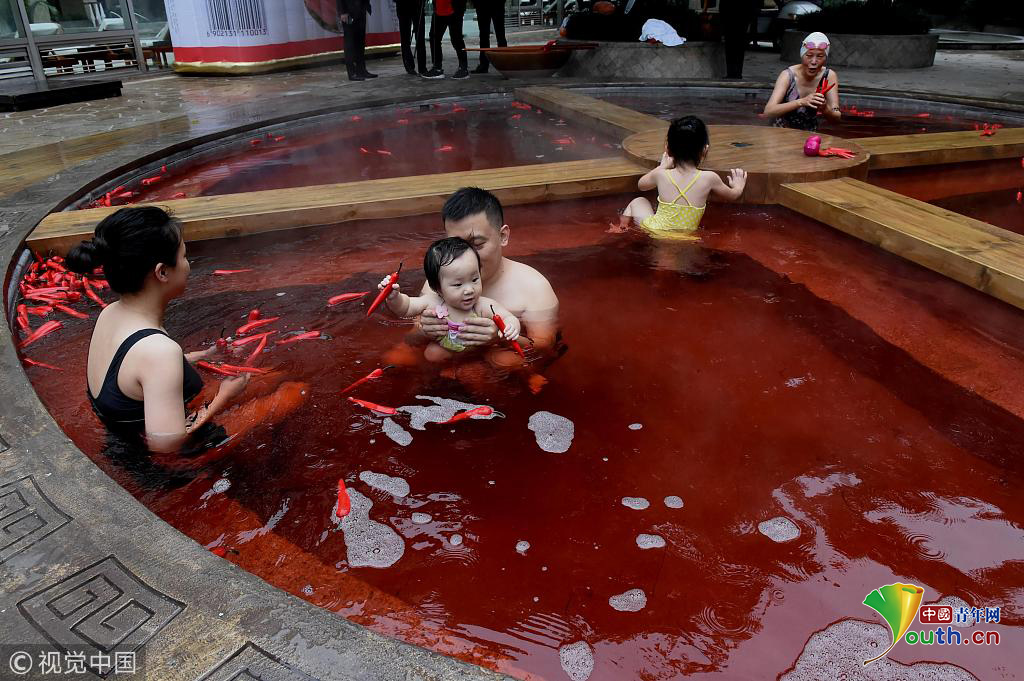 重庆现巨型"麻辣火锅"温泉