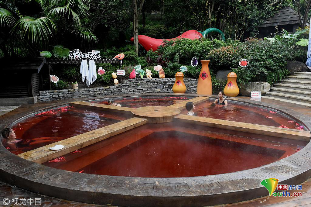重庆现巨型"麻辣火锅"温泉