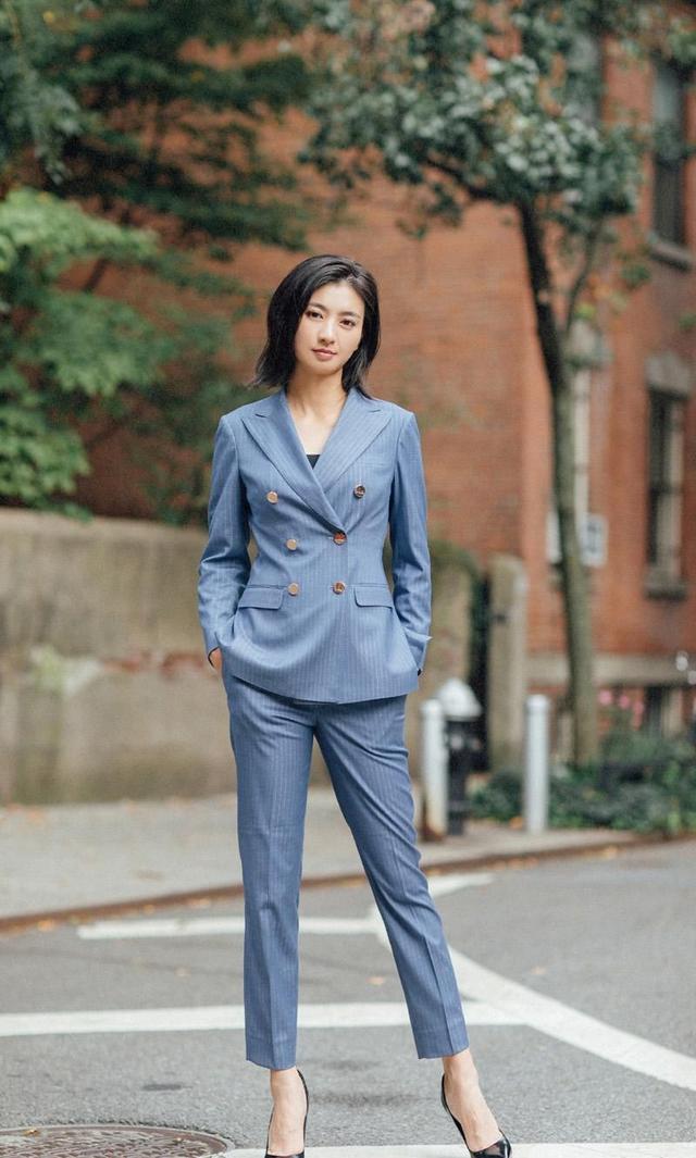 斓曦绝对是一个作品比名字火的女星,颜值身材不差,但缺乏记忆点