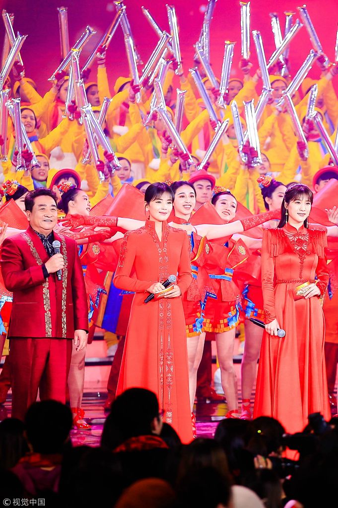 刘涛一袭中国红长裙北京春晚担任主持优雅端庄范儿超正