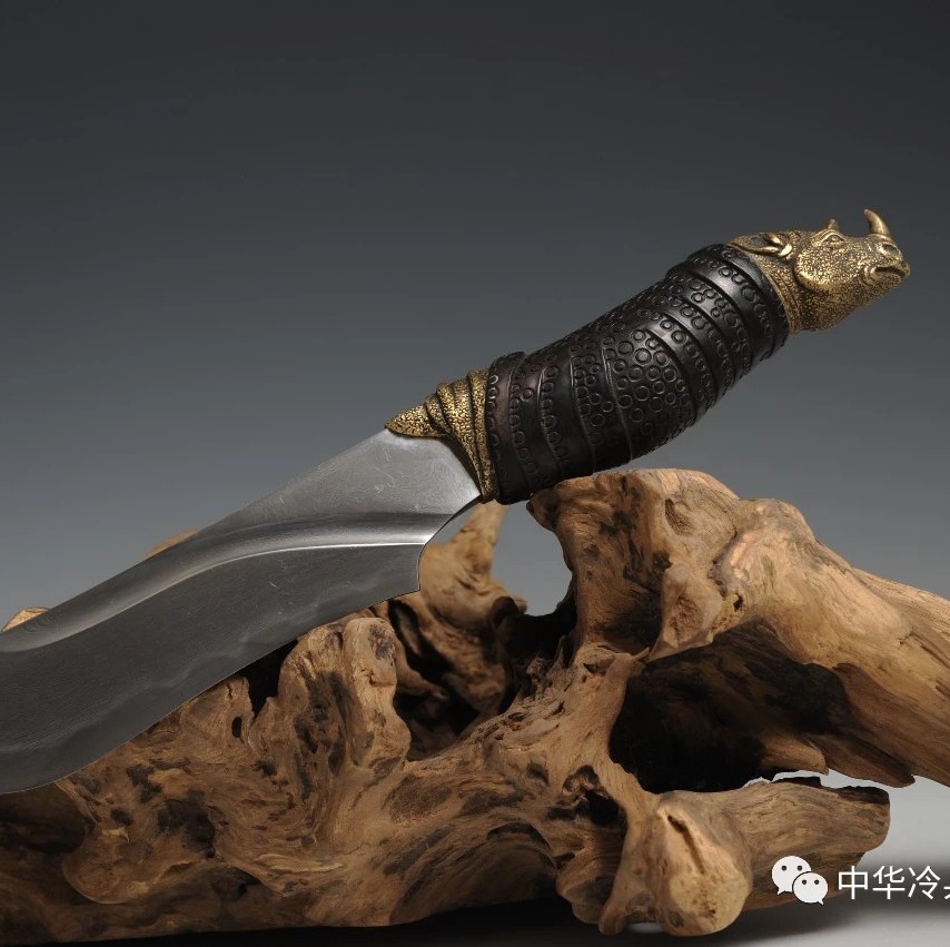 这是一把神奇的短刀:厚重感十足却又独具匠心|犀牛|短刀|刀身|花纹钢|手柄_新浪新闻