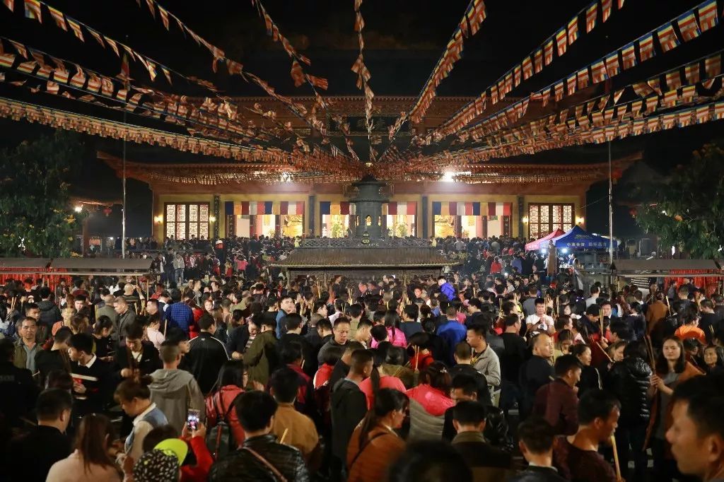 【庙会盛况】十余万人上香祈福 这波“虔诚”最值满分|庙会|开山寺|柳州_新浪新闻