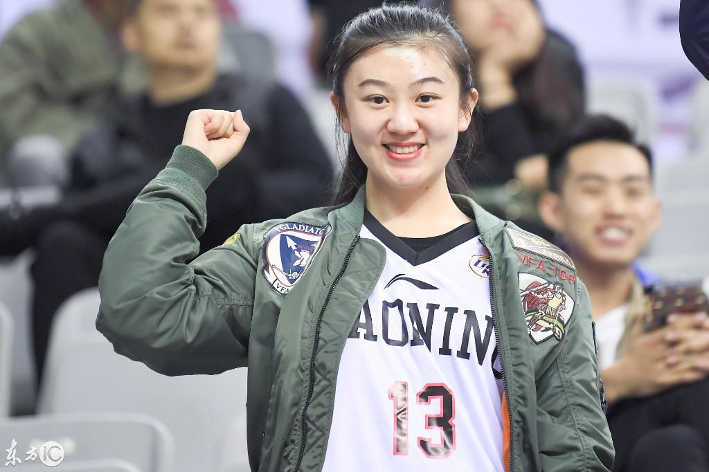 cba季后赛半决赛广东vs辽宁 沈阳美女球迷热情观战